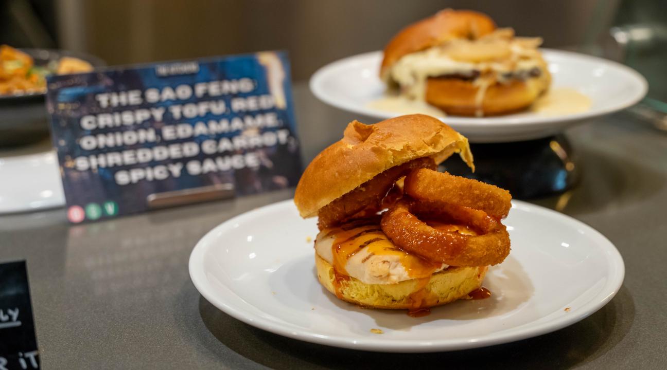 Tofu sandwich with onion rings