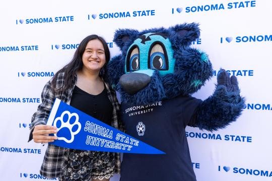 A student poses with Lobo the Seawolf