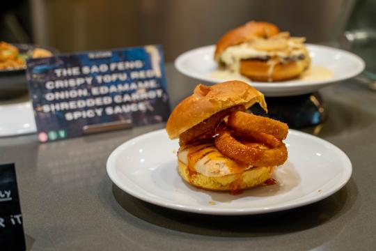 Tofu sandwich with onion rings